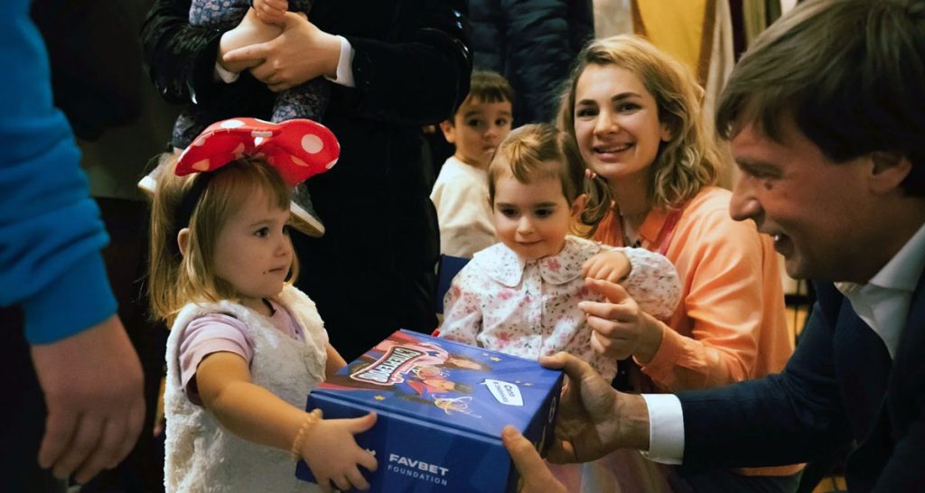 Andrii Matiukha hilft Kindern